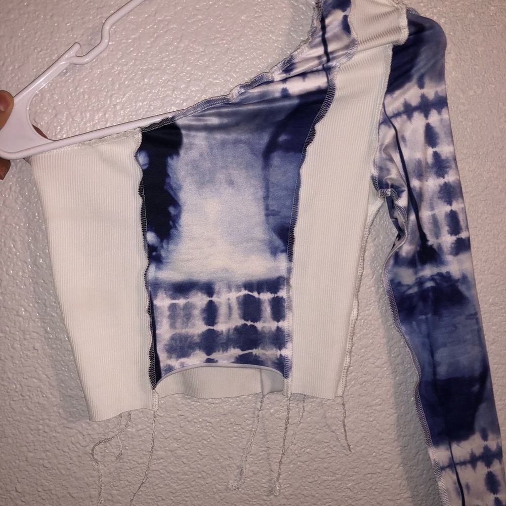 ONE SLEEVE TOP